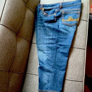 Seven7 Jean Capri , like new, blue jean with whisker wash at hip area.